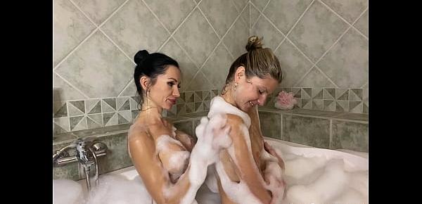  2 sexy cute girls getting orgasms in bath!!!